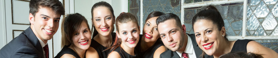 personal de apoyo para congresos, ferias y eventos, sonriendo