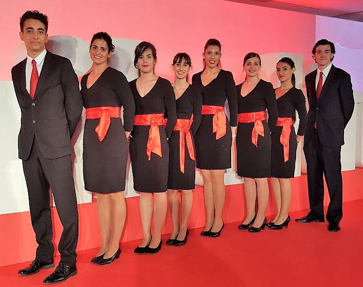 Azafatos, azafatas y personal de apoyo en evento corporativo